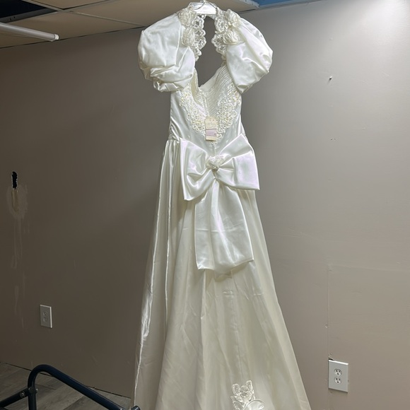 Vintage Alfred Angelo Beautiful Sequined Full Length Puff Sleeved Wedding Gown. - Picture 16 of 17